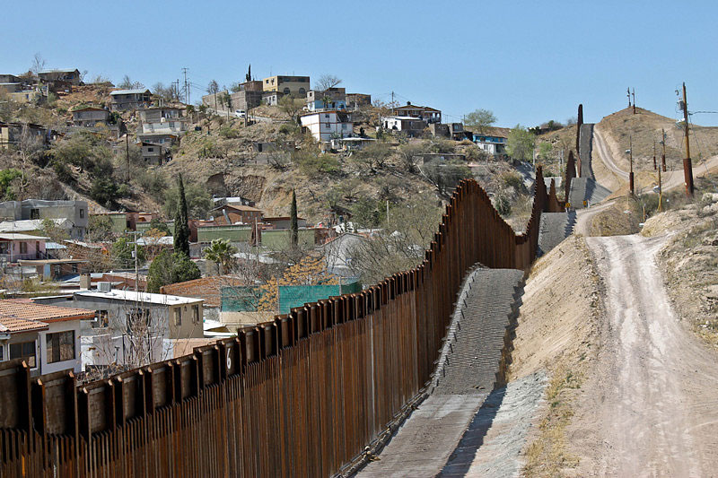 Cementera mexicana dispuesta a participar en el muro de Trump
