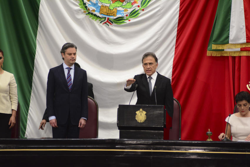 Yunes toma protesta como gobernador en Veracruz