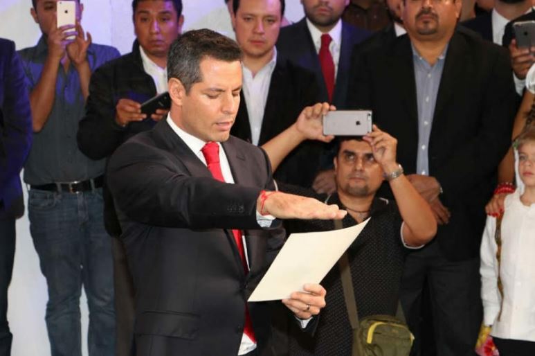 Asume Murat gobierno de Oaxaca en sede alterna
