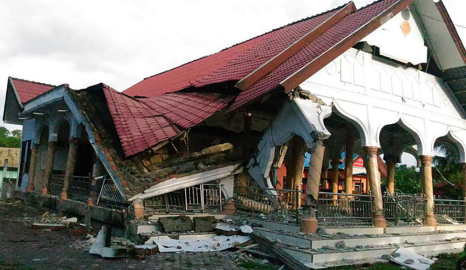 Deja 97 muertos terremoto en Indonesia
