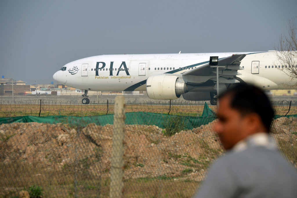 Se estrella avión paquistaní con 47 personas a bordo