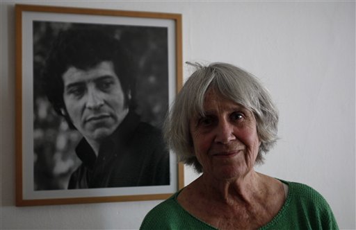 La viuda de Víctor Jara, Joan Turner, junto a un retrato del cantante. Nuevas pericias revelaron que Jara fue torturado antes de ser acribillado a balazos. Pero todavía no se sabe quiénes hicieron los disparos. (AP Photo/Roberto Candia)