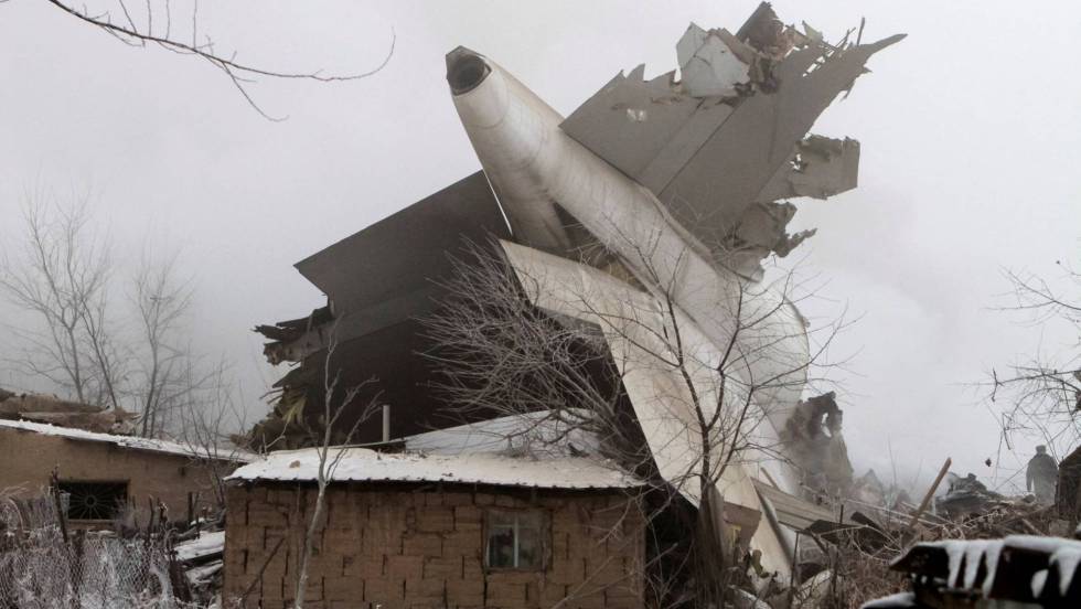 Al menos 37 muertos por choque de avión en Kirguistán