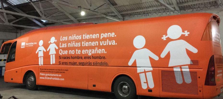 Detienen autobús transfóbico en Madrid