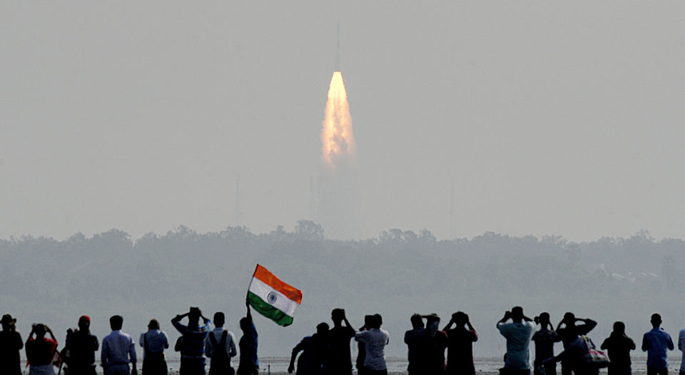 India pone en órbita cohete con 104 satélites