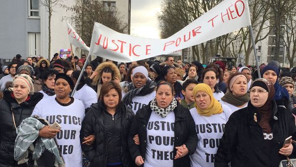 Protestas en París tras agresiones de policías contra un joven