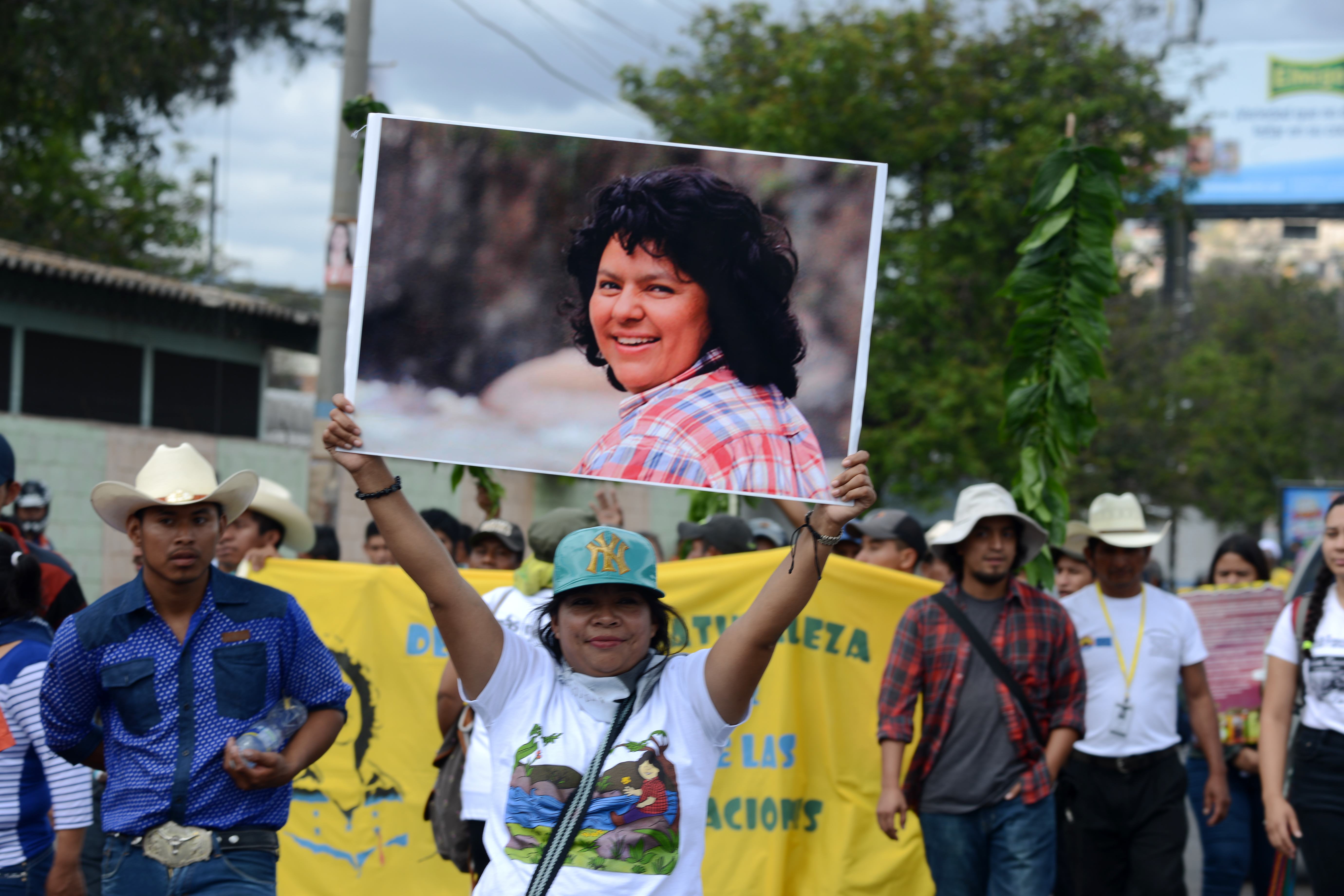 Protestan indígenas contra presunta empresa responsable del asesinato de Berta Cáceres