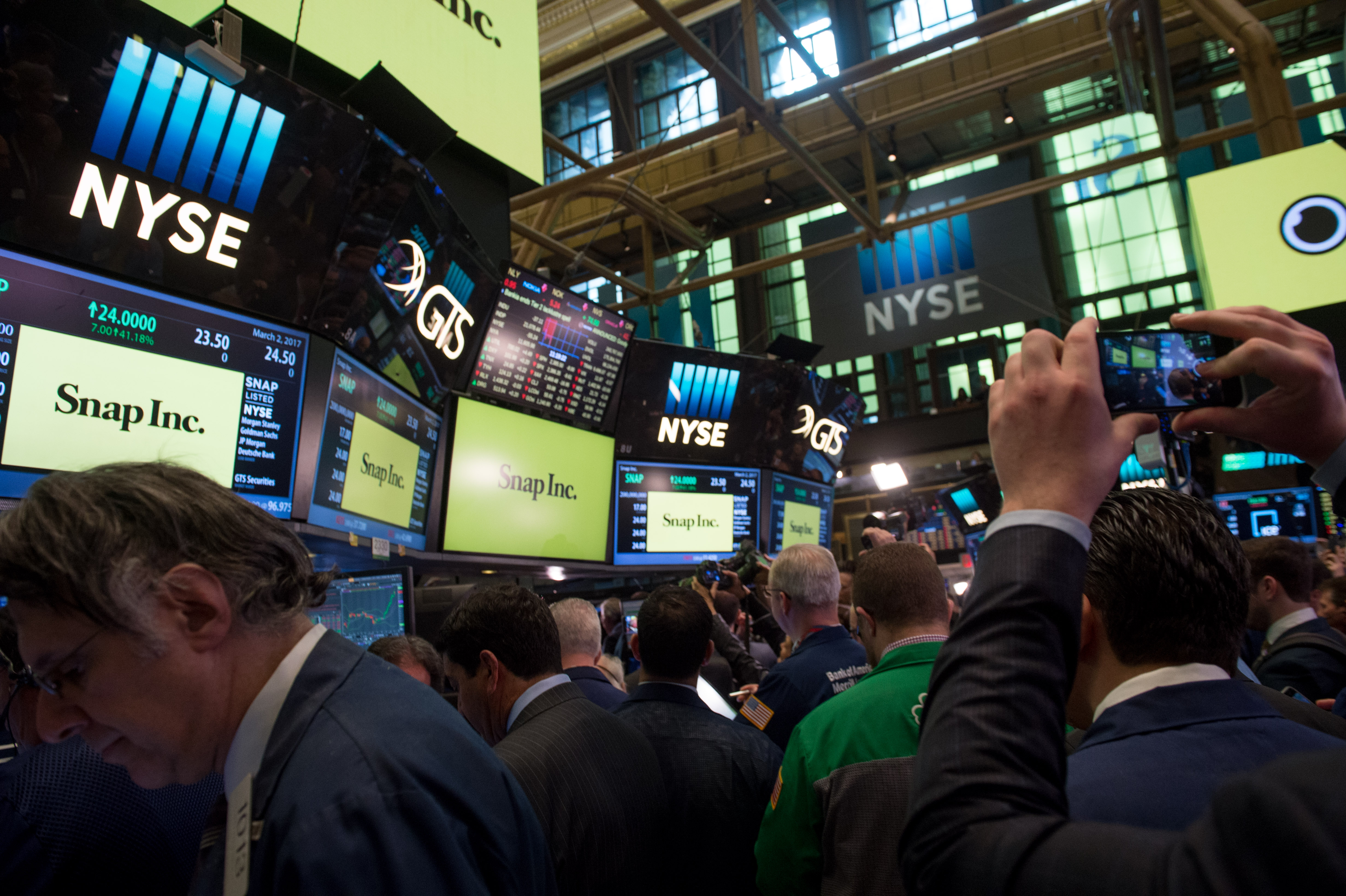 Acciones de Snapchat se disparan más de 40 % en su debut en Wall Street