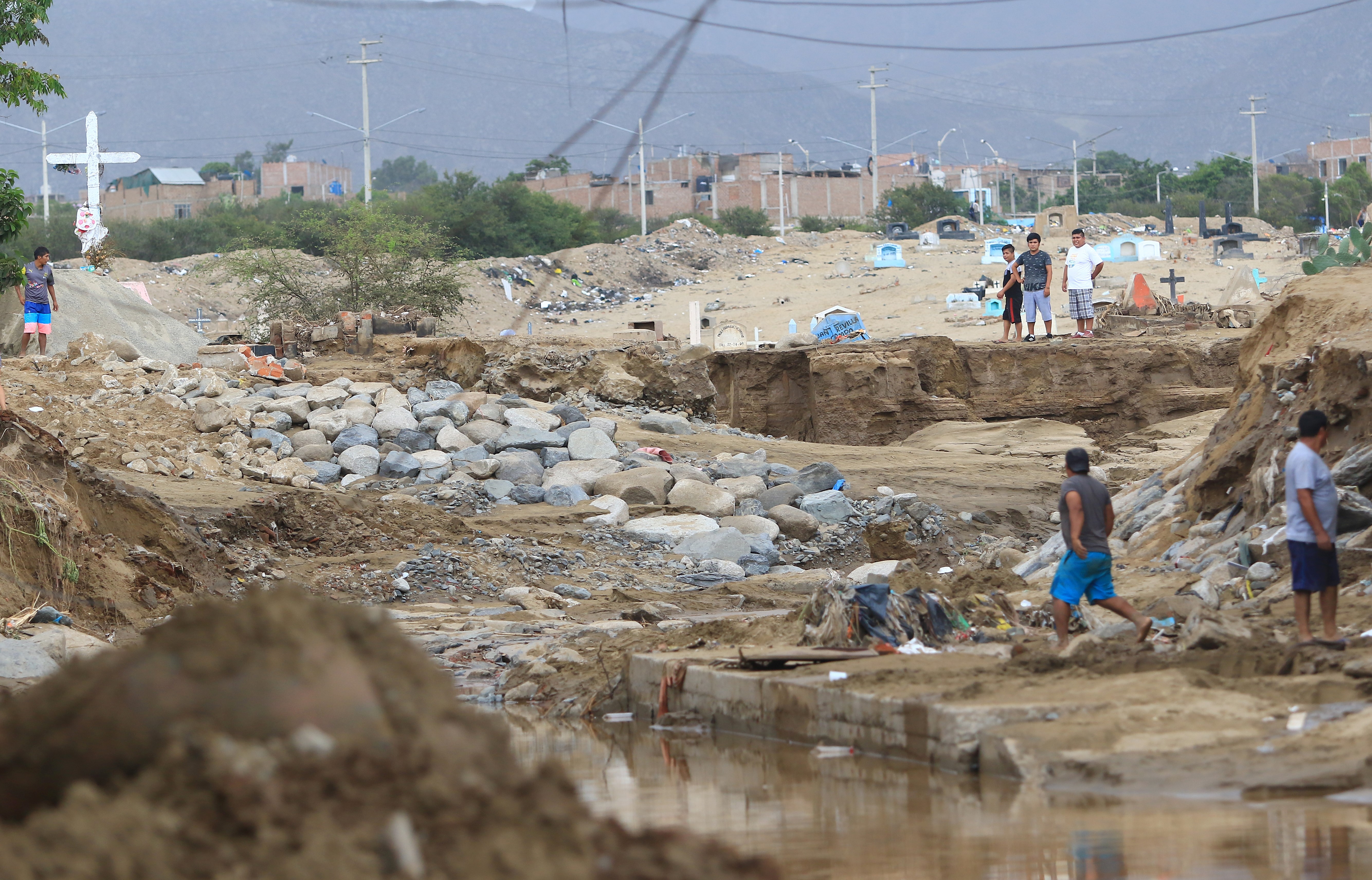 Amenazas de enfermedades tras fuertes inundaciones en Perú