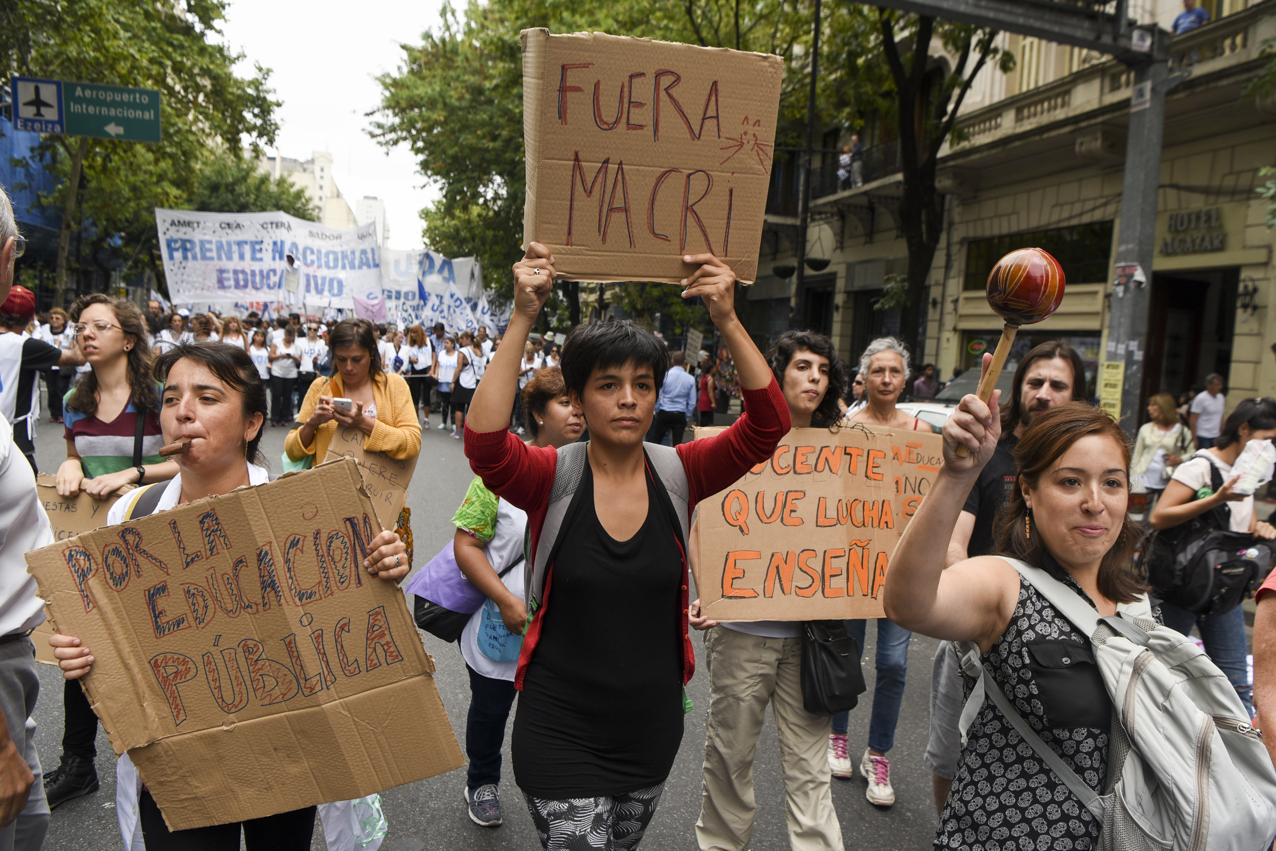 Marchan docentes argentinos por aumento salarial