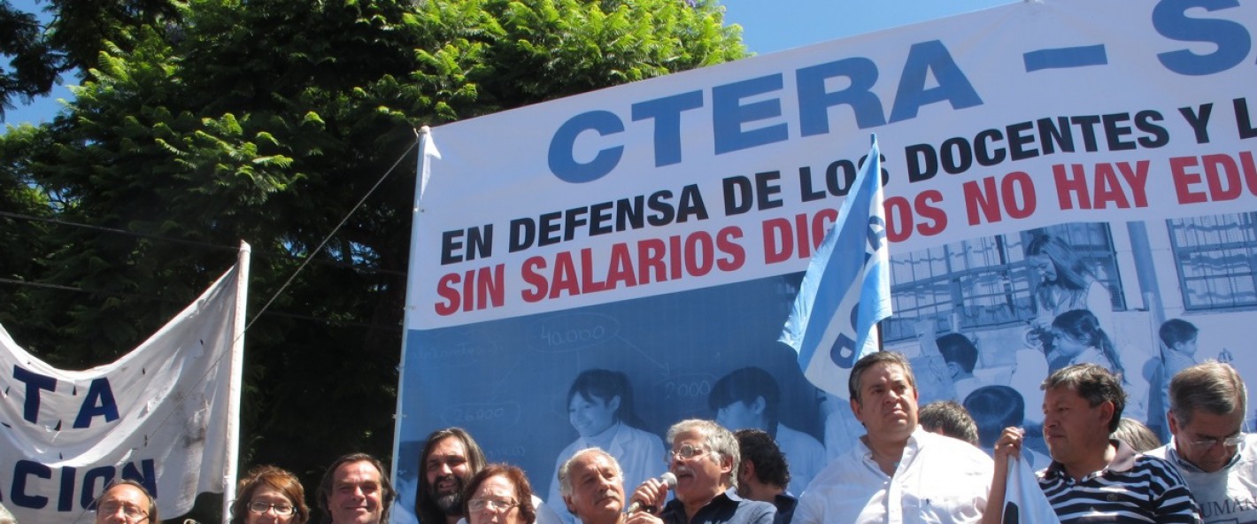 Inician paro nacional de 48 horas docentes argentinos