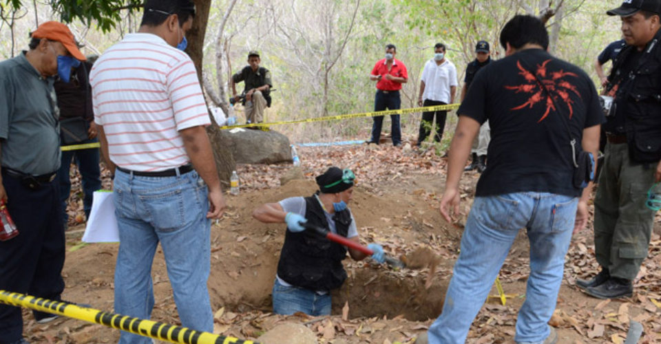 Confirman hallazgo de al menos 253 cuerpos en fosas clandestinas en Veracruz