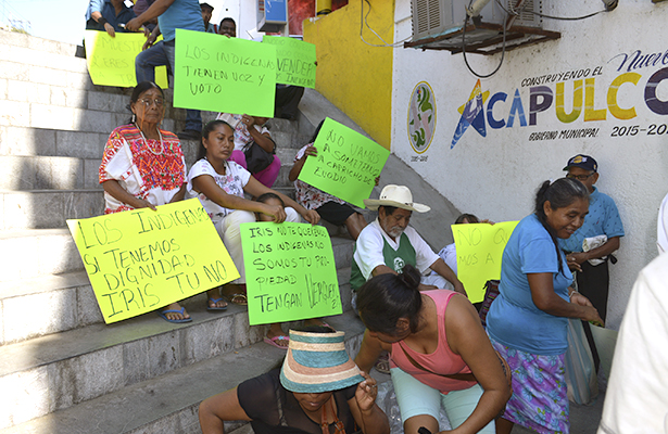 Toman indígenas las oficinas del alcalde de Acapulco