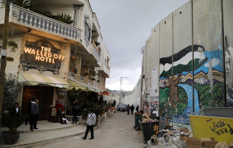 Inaugura Banksy hotel junto al muro que divide Israel y Palestina