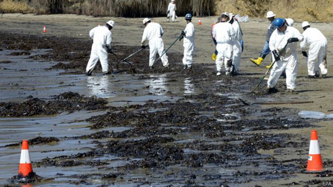 "Oleo esponja", la alternativa para recolectar los desechos de petróleo en el agua
