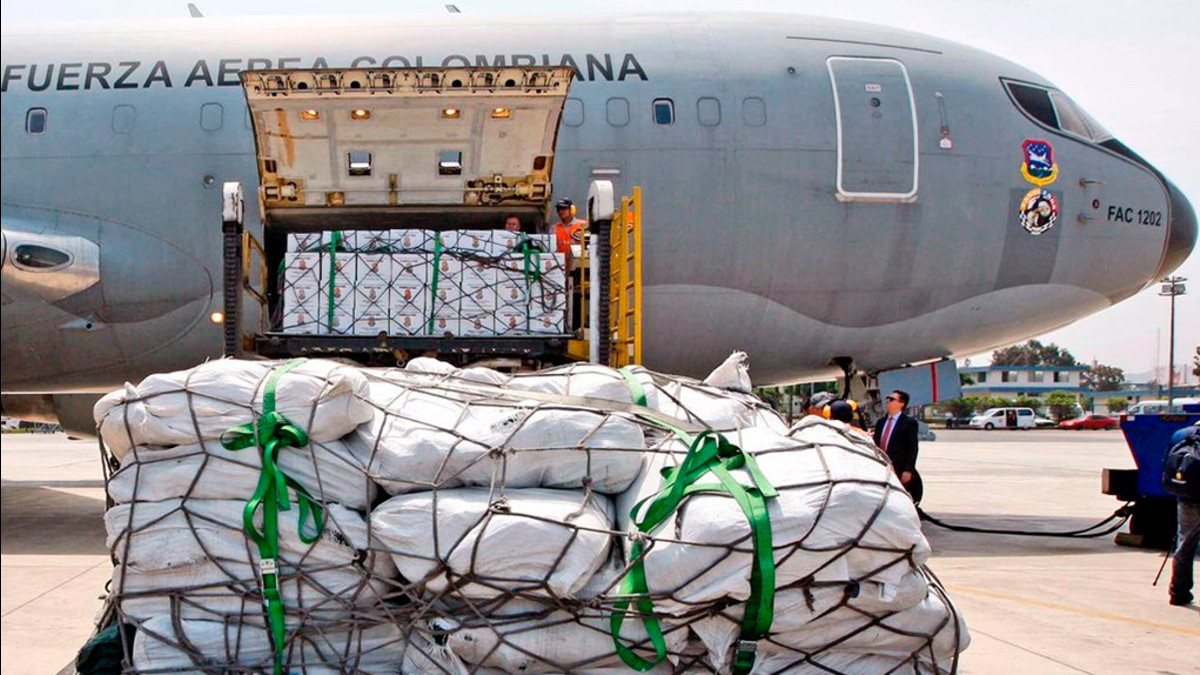 Brinda Colombia 30 toneladas de ayuda humanitaria a Perú