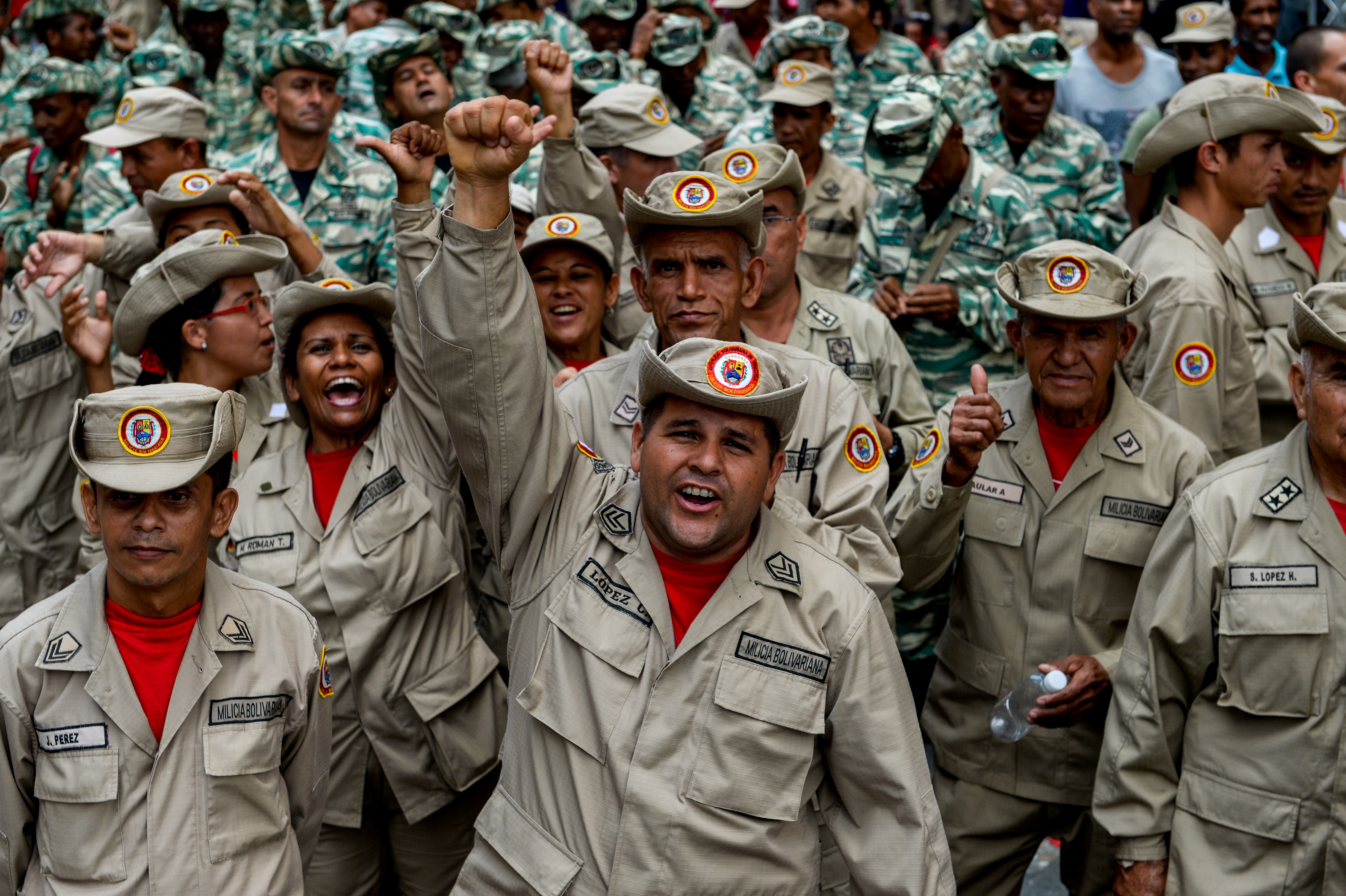 Marchan Fuerzas Armadas de Venezuela en homenaje a la milicia civil