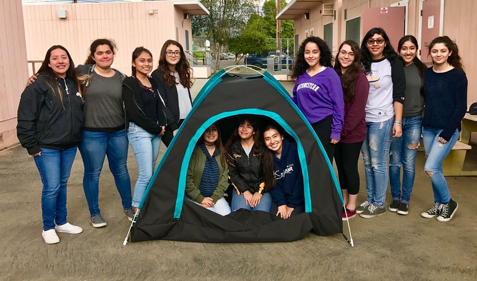 Desarrollan estudiantes latinas casa de campaña con energía solar para indigentes en EUA