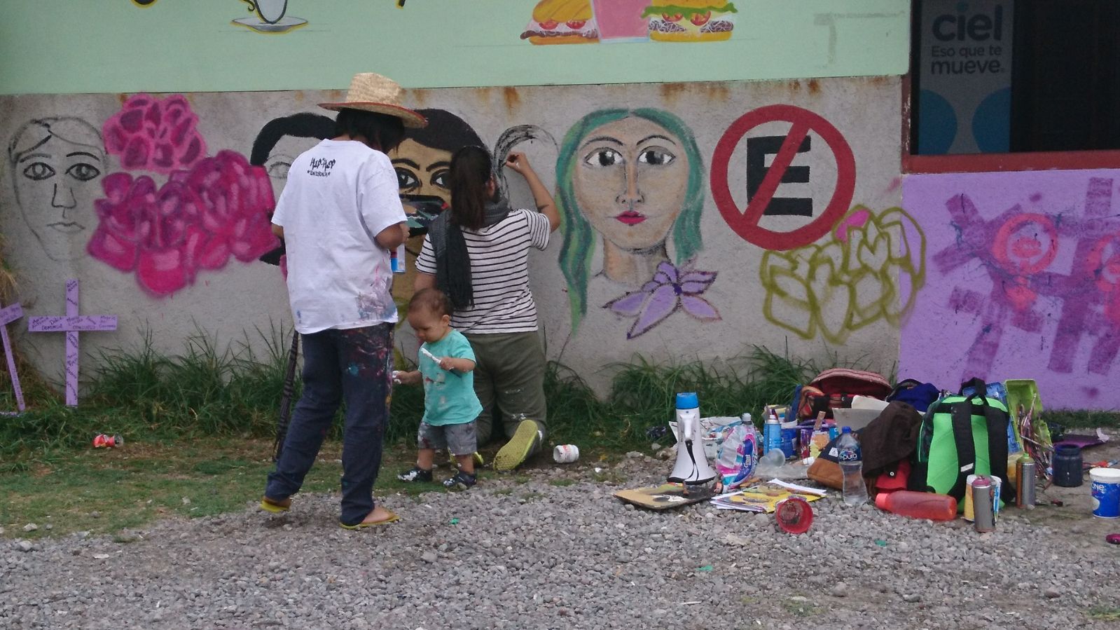 Pintan colectivos mural en memoria de una víctima de feminicidio en Puebla