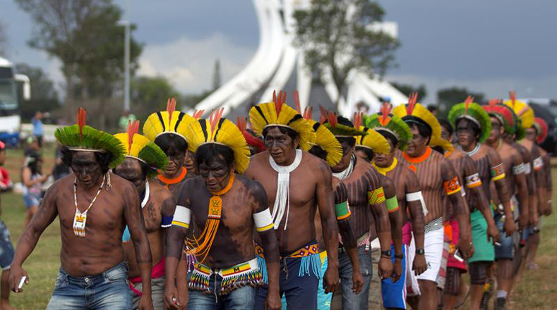 Marchan pueblos indígenas en Brasil para defender sus derechos