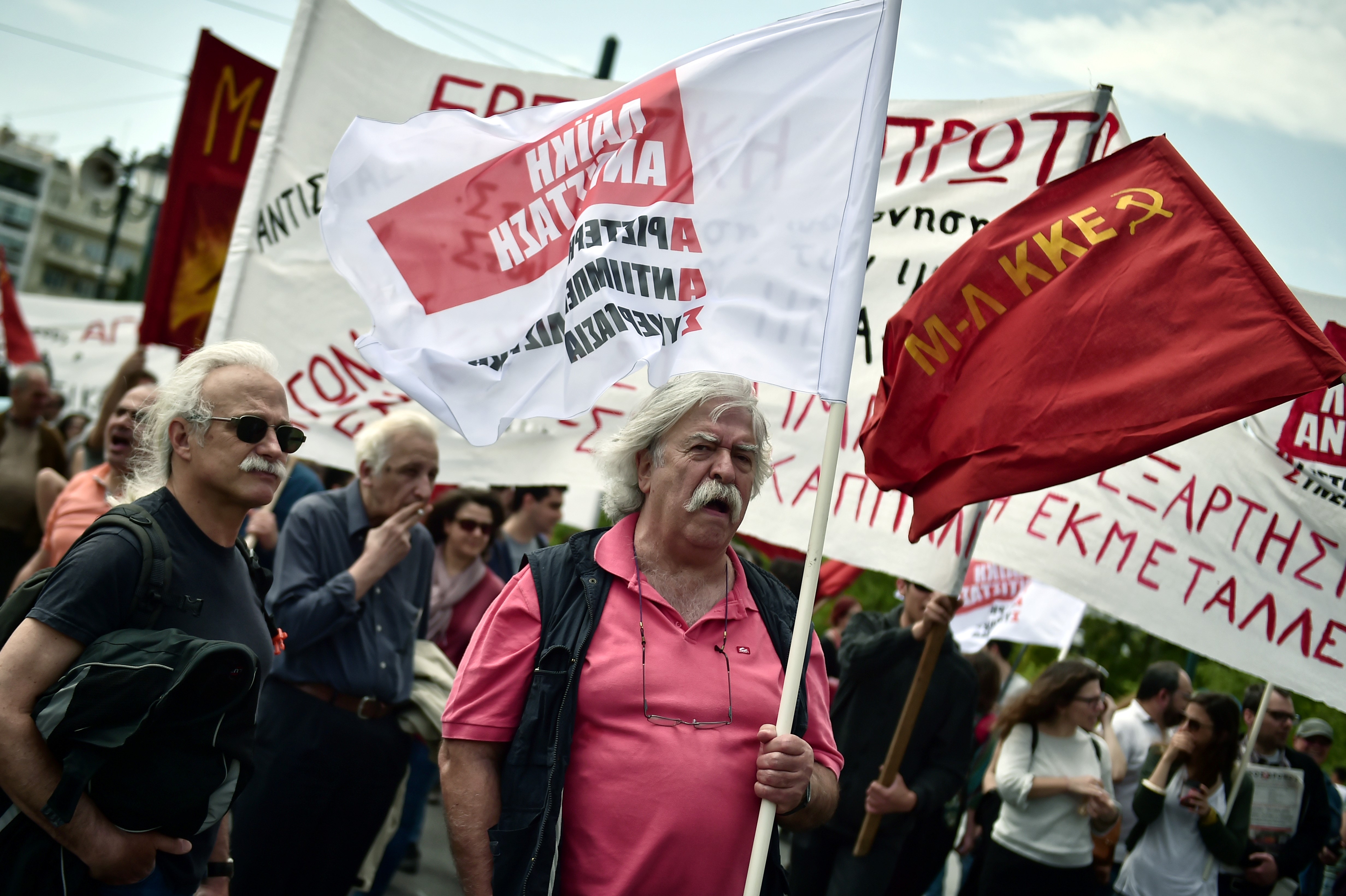 Realizan paro de labores y manifestaciones contra nuevos recortes en Grecia