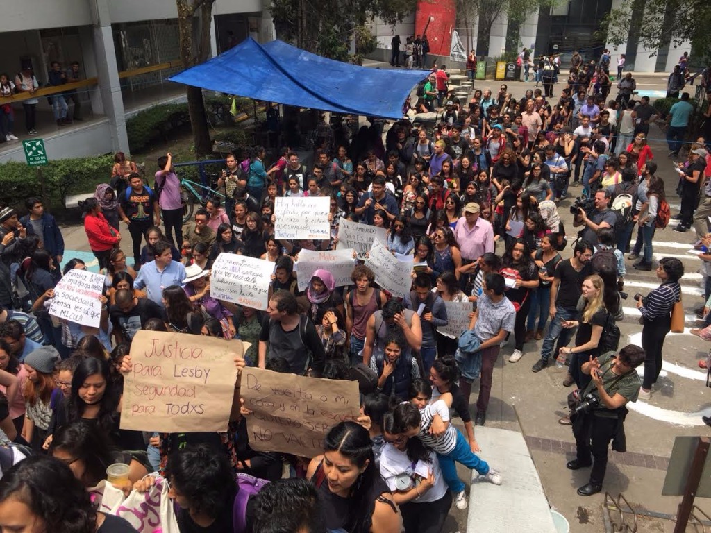 Marchan en la UNAM para exigir justicia por el caso de Lesby