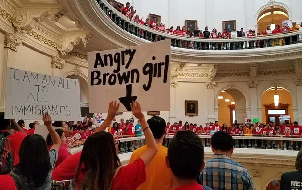 Realizan ciudadanos de Texas ruidosa manifestación en el Congreso contra ley SB4