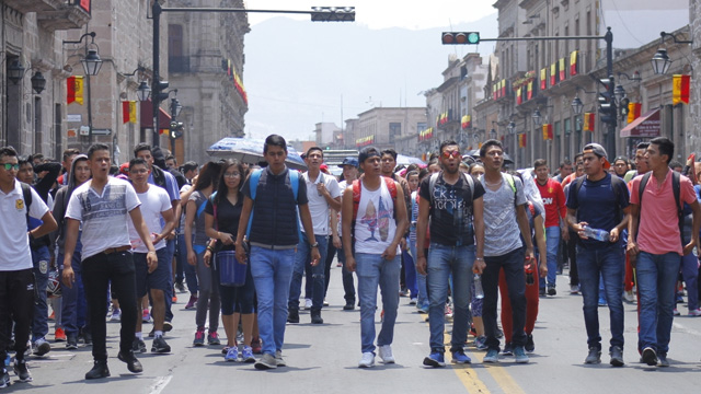 Bloquean ciudadanos la avenida Morelos para exigir diversos apoyos en Michoacán