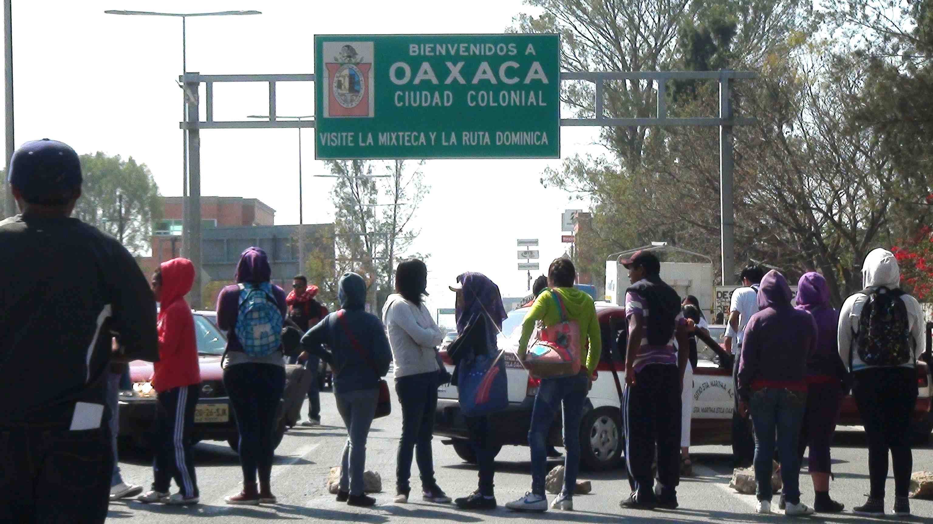 Realiza CNTE bloqueos en carreteras de Oaxaca