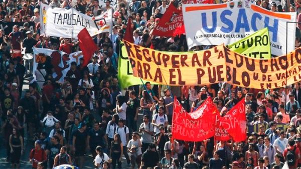 Marchan estudiantes en Chile para exigir condonación de deudas universitarias