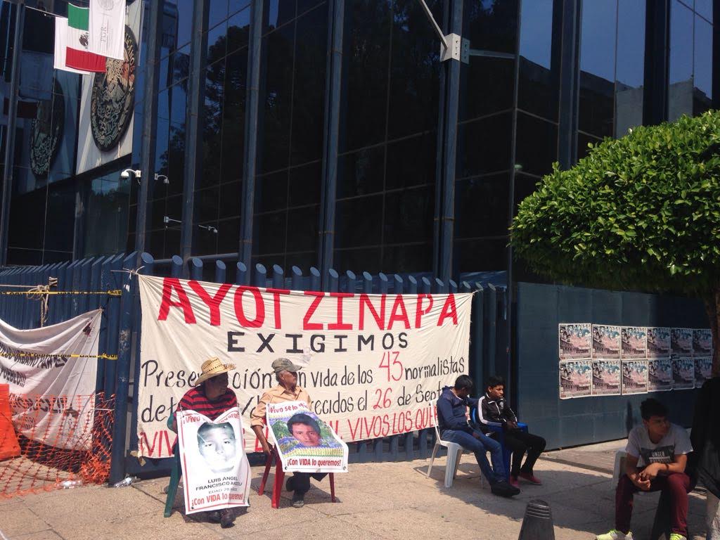 Levantan plantón padres y madres de los 43 normalistas de Ayotzinapa