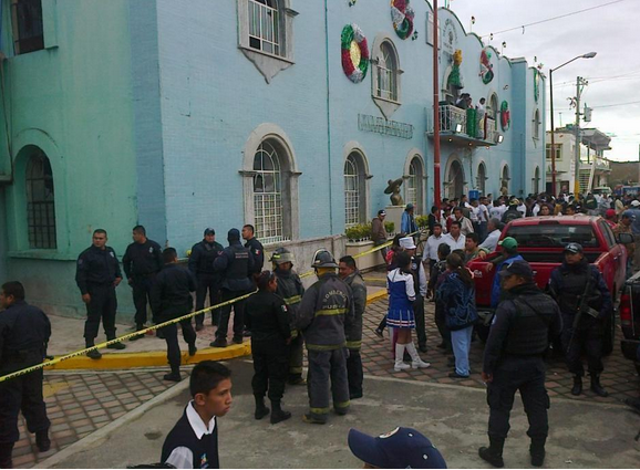 Suman 14 muertos por explosión de bodega de pirotecnia en Puebla