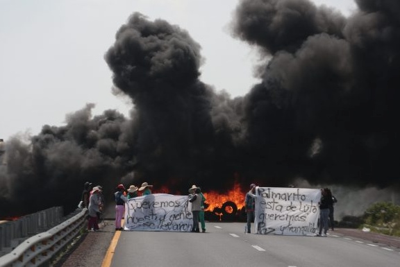 Bloquean habitantes de Palmarito autopista México-Veracruz en protesta por ataque de militares