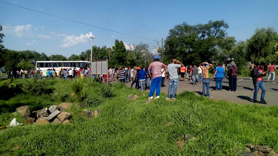 Al menos ocho heridos tras represión a normalistas por policías en Tiripetío, Michoacán