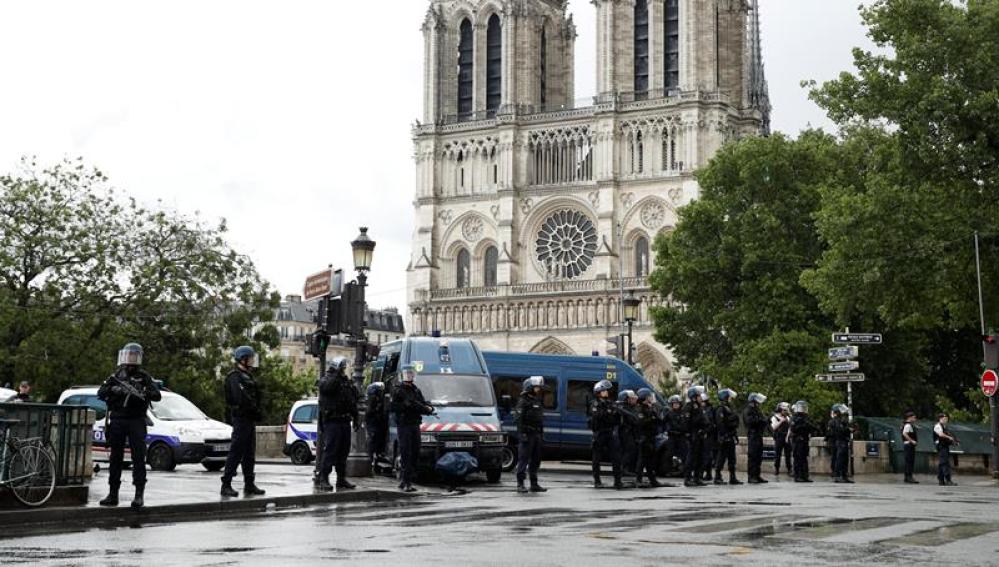 Atacan a policía en Notre Dame "en nombre de Siria"