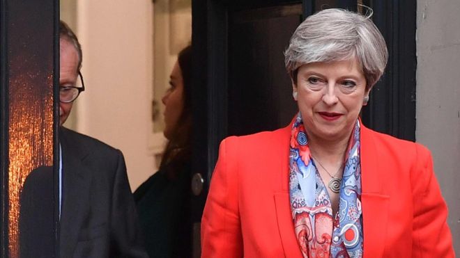 Pierde Theresa May mayoría absoluta en Parlamento a días de iniciar Brexit