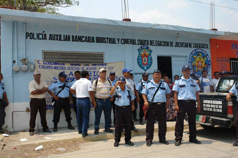 Realizan policías de Juchitán paro de labores