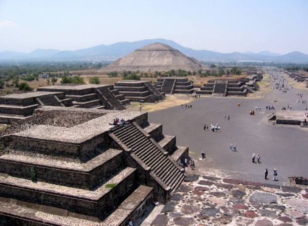 Descubren posible túnel debajo de la Pirámide de la Luna en Teotihuacán
