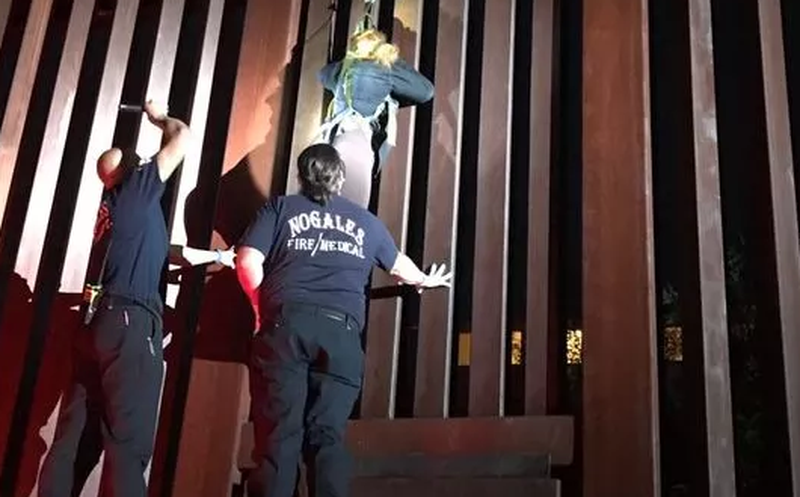 Rescatan a mujer mexicana que contrabandistas dejaron colgada en muro fronterizo