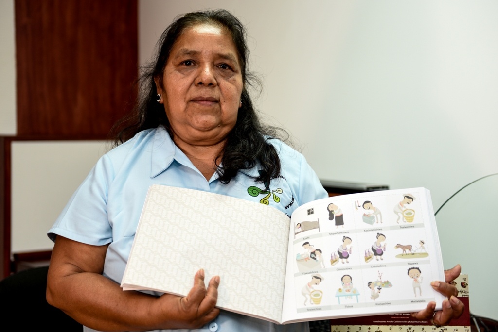 Crean profesores primer libro para enseñar náhuatl en México