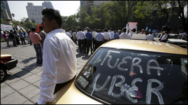 Protestan taxistas contra servicios de transporte de Uber y Cabify