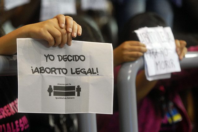Aprueba Senado despenalización de aborto en tres causales en Chile