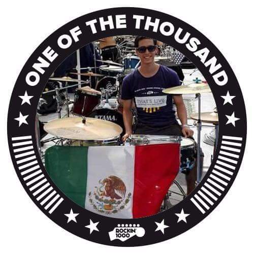 Toca baterista mexicano en la banda de rock más grande del mundo