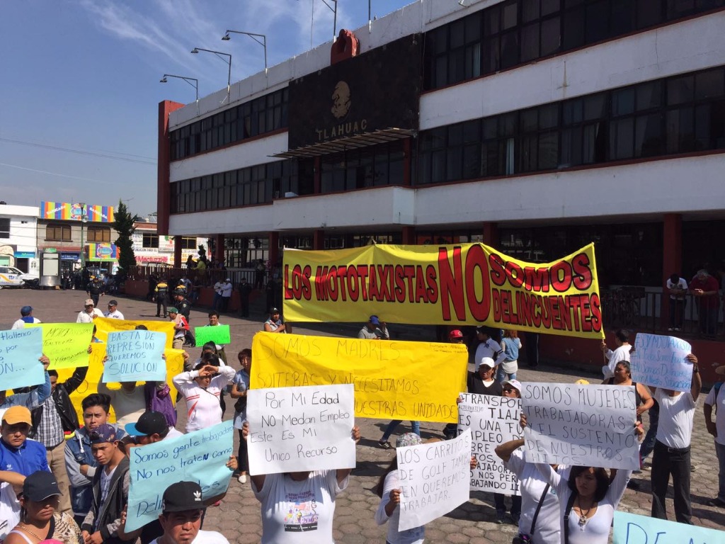 Protestan mototaxistas en Tláhuac contra la criminalización de su trabajo