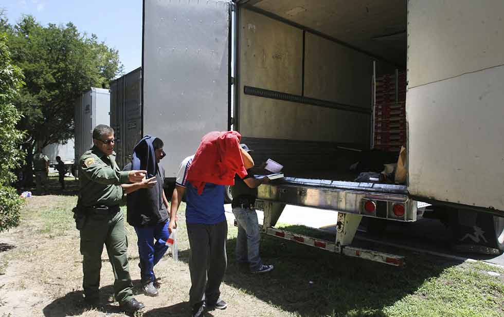 Rescatan autoridades 17 migrantes abandonados en caja de tráiler en Texas