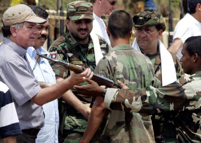 Entregan las FARC último cargamento de armas