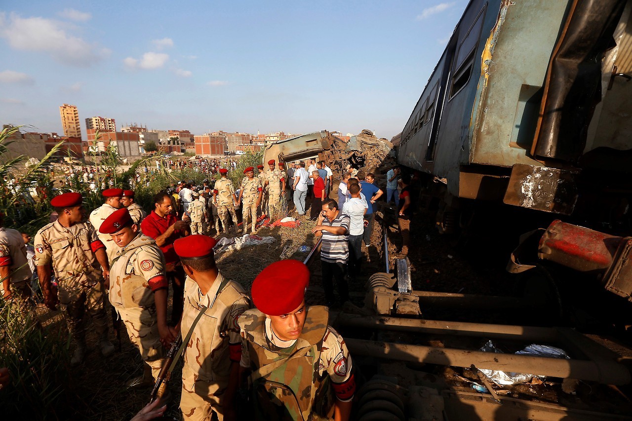 Deja 36 muertos y 123 heridos choque de trenes en Egipto