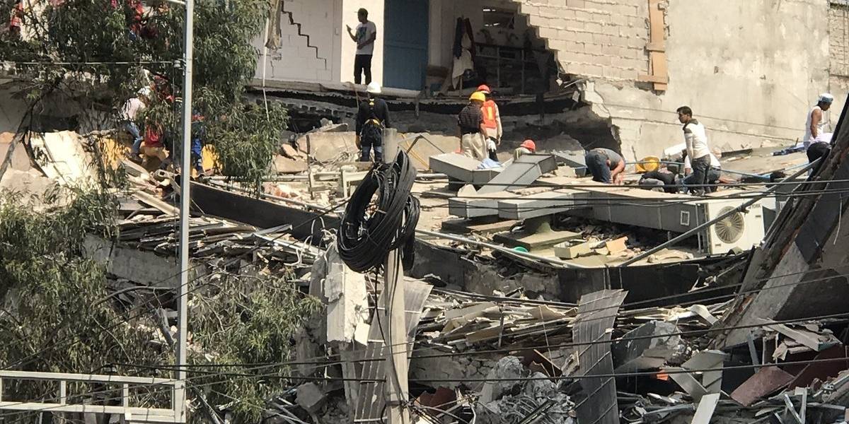 Rescatan los cuerpos de seis víctimas en un edificio de Álvaro Obregón 286