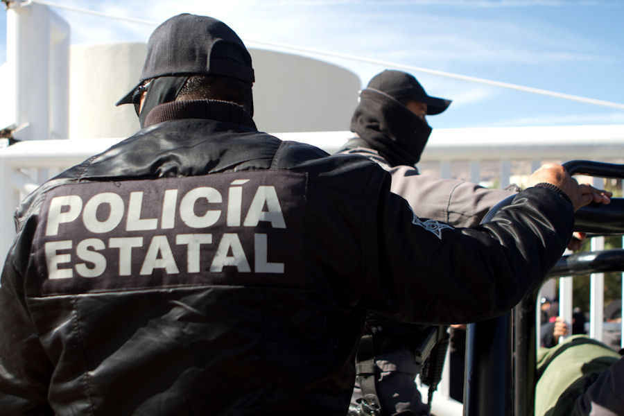 Suspenden e investigan a 15 policías acusados de asaltar un rancho en Oaxaca