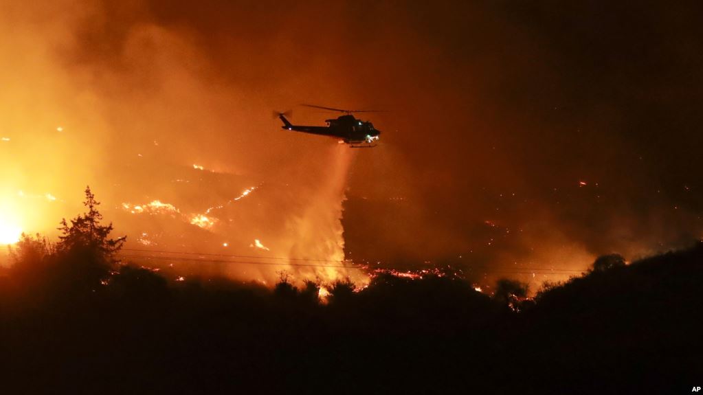 Evacúan 200.000 personas por intensos incendios en California